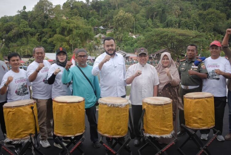 50 Peserta Ikuti Lomba Selaju Sampan Piala Wali Kota Cup Sarangkua 2025 1 SELAJU SAMPAN— Wali Kota Padang Fadly Amran membuka secara resmi Lomba Selaju Sampan Piala Wali Kota Cup Sarangkua 2025, yang digelar di Seberang Palinggam, Kawasan Sungai Batang Arau, Kecamatan Padang Selatan, Kamis (7/8).