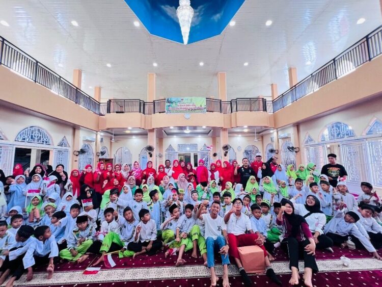Santri TPA/TPQ Masjid Darul Huda Meriahkan HUT ke-80 RI 1 LOMBA KEMERDEKAAN— Ketua GOW Kota Padang, Ny Srihayati Maigus Nasir menghadiri peringatan HUT ke-80 RI yang diikuti santri TPA/TPQ, Santri Pesantren Binaan, dan jamaah Masjid Darul Huda, di lingkungan Masjid Darul Huda, Surau Gadang, Nanggalo, Minggu (24/8) pagi.