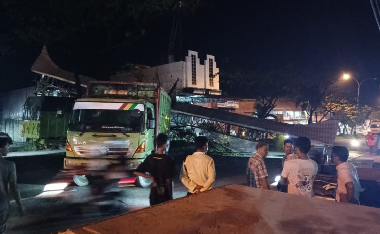 Gapura di Jalan Indarung Roboh Ditabrak Truk, Akses Lalin Padang-Solok Lumpuh 1 ROBOH— Gapura roboh usai ditabrak truk di Jalan Lintas Solok-Padang, tepatnya depan Toko YD,
Jalan Raya Indarung, Kelurahan Padang Besi, Kecamatan Lubuk Kilangan.