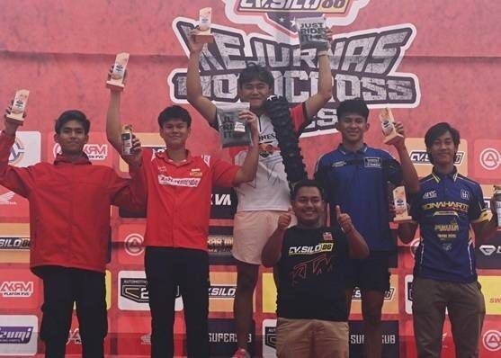 Crosser Astra Honda kembali Melesat, Bawa CRF Raih ‘Back To Back’ Podium di Kejurnas Motocross 1 DOUBLE PODIUM— Arsenio Algifari, crosse muda AHRT meraih double podium pada seri kelima Kejurnas Motocross Indonesia 2025 kelas MX2.