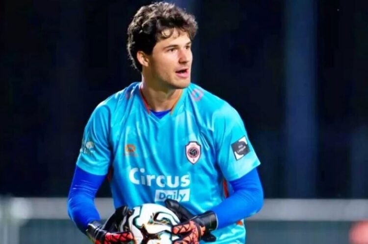 TRANSFER— Manchester United dikabarkan semakin dekat meresmikan perekrutan kiper muda Belgia, Senne Lammens, dari Royal Antwerp. Penjaga gawang berusia 23 tahun itu disebut tinggal selangkah lagi menuju Old Trafford setelah absen dari skuad Antwerp saat menghadapi KV Mechelen di Liga Belgia.