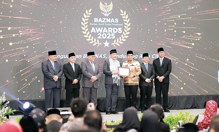 Wako Ramadhani Kirana Putra Dianugrahi Kepala Daerah Pendukung Gerakan Zakat Indonesia 1 Wali Kota Solok Ramadhani Kirana Putra saat menerima penghargaan pada ajang Baznas Award 2025.