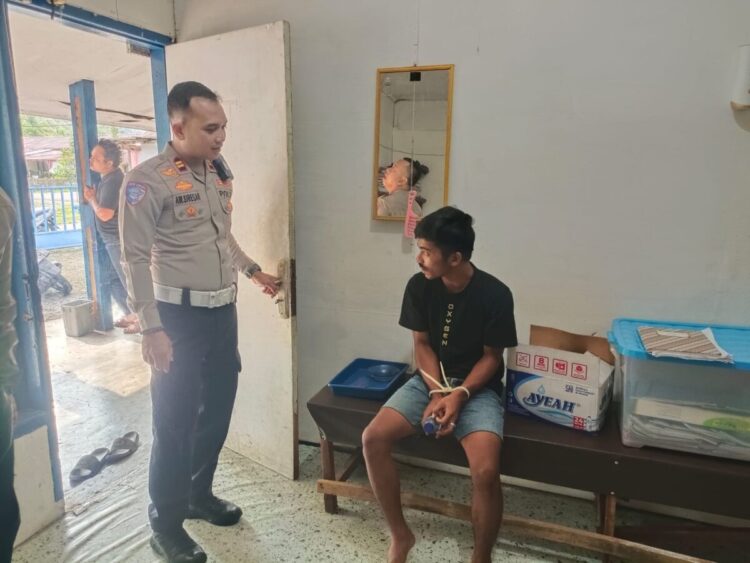 4 Bulan Buron, Pelaku Tabrak Lari Ditangkap, Tewaskan Pengendara Motor di Kecamatan Sutera, Kabur ke Solok dan Sembunyi di Rumah Kerabat 1 TABRAK LARI— Plt Kasatlantas Polres Pessel, Iptu Asphari Wahyu Siregar saat menginterogasi pelaku tabrak lari dan mengecek kondisi kendaraan yang diamankan sebagai barang bukti.