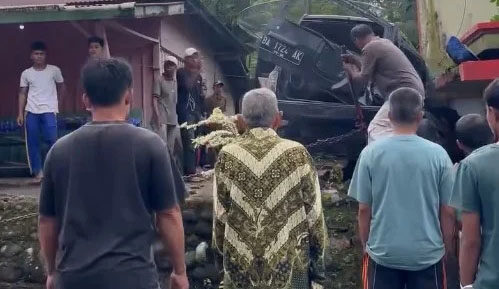 Kecelakaan Maut di Malalak, Tabrak 2 Rumah, Sopir Escudo Tewas di Tempat, Istrinya Luka-luka 1 EVAKUASI— Polisi mengevakuasi mobil Escudo yang menabrak dua rumah warga
di Nagari Malalak Selatan, Kecamatan Malalak, Kabupaten Agam. Kecelakaan ini mengakibatkan satu orang tewas dan satu orang luka-luka.