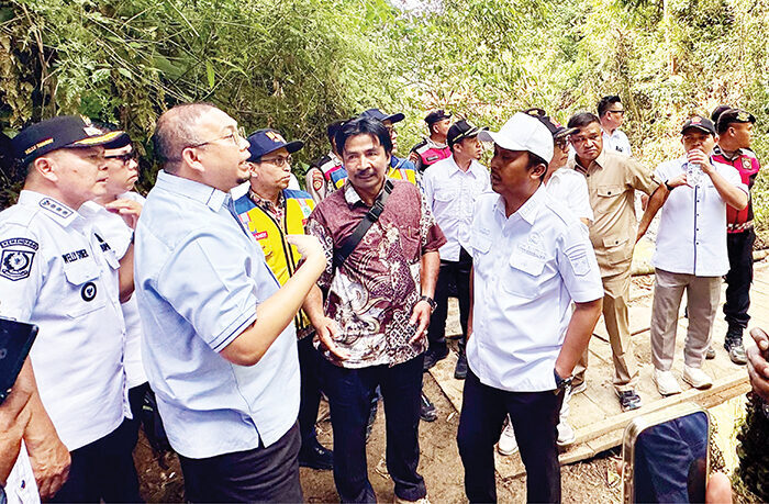 Kado Indah HUT RI dari Presiden Prabowo, Andre Rosiade: Pemerintah Bangun Jalan dan Jembatan Rusak yang Viral di Pasaman 1 TINJAU JEMBATAN RUSAK— Wakil Ketua Komisi VI DPR RI Andre Rosiade meninjau kondisi jembatan rusak di Jorong Lanai Hilir, Nagari Cubadak Barat, Kecamatan Duo Koto, Kabupaten Pasaman, Rabu (13/8). Untuk menuju lokasi, Andre menghabiskan enam jam dari Kota Padang.