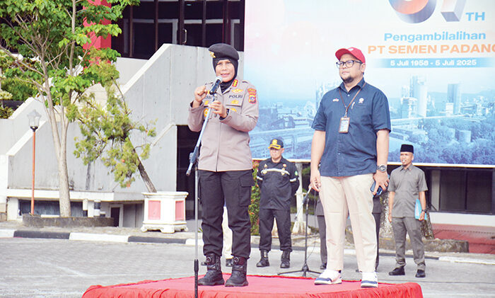 Apel Gabungan Satpam, Dirpamobvit Polda Sumbar: PT Semen Padang Sebagai Obvitnas Harus Dijaga Optimal 1 APEL GABUNGAN— Direktur Pengamanan Objek Vital (Dirpamobvit) Polda Sumbar, Kombes Pol Yessi Kurniati, didampingi Kepala Departemen Komunikasi & Hukum Perusahaan PT Semen Padang, Win Bernadino, memimpin Apel Gabungan Satpam di Plaza Semen Padang, Kamis (14/8) pagi.