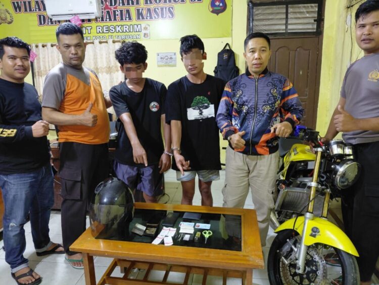 Gagal Mencuri, 2 Pemuda asal Bengkulu Kedapatan bawa Sabu dan Ganja 1 NARKOBA— Dua pemuda yang kedapatan membawa sabu dan ganja diamankan
di Mapolsek Koto XI Tarusan.