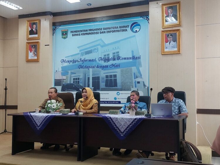21 Negara dan UNESCO Ikuti Simposium Internasional di Sawahlunto 1 KETERANGAN PERS—Kepala Dinas Kebudayaan Sumbar, Jefrinal Arifin didamlini Kepala Dinas Kominfotik Sumbar, Siti Aisyah, Kepala Balai Pelestarian Kebudayaan Wilayah III, Nurmatias dan Dewan Pengarah Kegiatan We Are Site Managers International Symposium, Sudarmoko berikan keterangan pers, Selasa (19/8).
