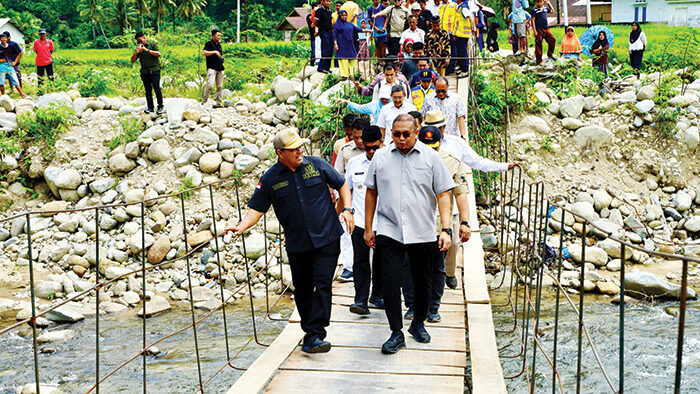 3 Jembatan Gantung Dibangun di Pessel, Andre Rosiade: Ini Bukti Kehadiran Pemerintah Pusat 1 JEMBATAN RUSAK— Wakil Ketua Komisi VI DPR RI Andre Rosiade meninjau jembatan rusak di Koto Rawang, Kecamatan IV Jurai, Kabupaten Pesisir Selatan (Pessel) yang rusak akibat bencana pada 2024 lalu, Kamis (14/8).