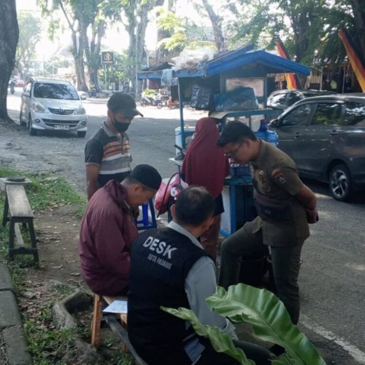 Satpol PP Tertibkan PKL di Mangunsarkoro dan Sawahan 1 PENERTIBAN— Personel Satpol PP BKO Kecamatan Padang Timur bersama Kasi Trantib Kecamatan Padang Timur melakukan penertiban PKL dan pedagang yang berjualan di fasilitas umum atau badan jalan di kawasan Mangunsarkoro dan Sawahan, Kamis (14/8).
