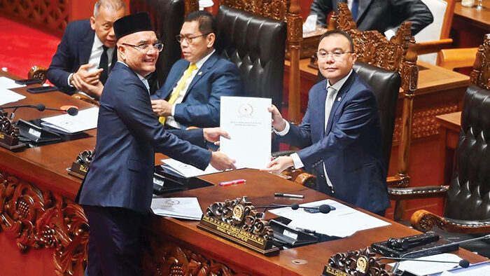 TERIMA LAPORAN— Wakil Ketua DPR Sufmi Dasco Ahmad (kanan) menerima laporan hasil pembahasan dari Ketua Komisi VIII DPR Marwan Dasopang (kiri) pada Rapat Paripurna ke-4 DPR RI Masa Sidang I Tahun Sidang 2025-2026 di Kompleks Parlemen, Senayan, Jakarta, Selasa (26/8).