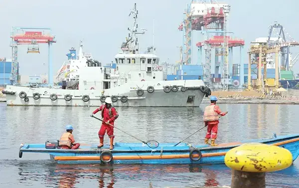 6 Agustus, KKP Bakal Rilis Program Laut Sehat Bebas Sampah 1 ANGKAT SAMPAH— Petugas mengangkat sampah laut di Pelabuhan Tanjung Priok, Jakarta.