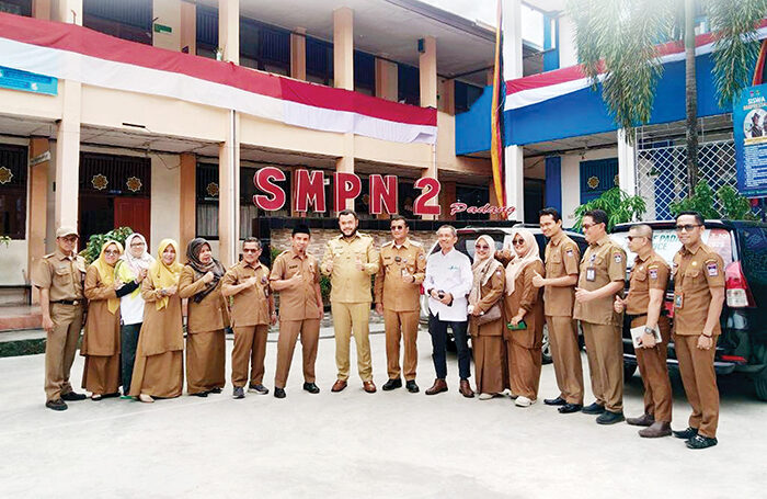 PENINGKATAN STANDARISASI SEKOLAH— Wali Kota Padang Fadly Amran mengunjungi SMPN 2 Padang di Kelurahan Padang Tangsi, Kecamatan Padang Barat, Senin (25/8). Kunjungan tersebut dilakukan dalam rangka memastikan peningkatan standarisasi sekolah dan meninjau kesiapan sarana prasarana pendidikan di Kota Padang