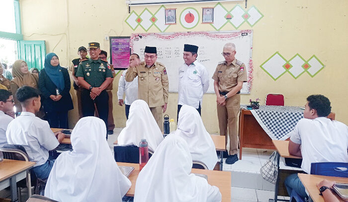 TINJAU PELAKSANAAN MBG— Wakil Wali Kota Padang, Maigus Nasir bersama Dandim 0312/Padang, Letkol Inf Ferry Adianto, Kakan Kemenag Padang Edy Oktafiandi, dan Kepala Dinas Perikanan dan Pangan Alfiadi saat meninjau pelaksanaan MBG di MAN 1 Kota Padang, Durian Taruang, Kecamatan Kuranji, Senin (25/8).