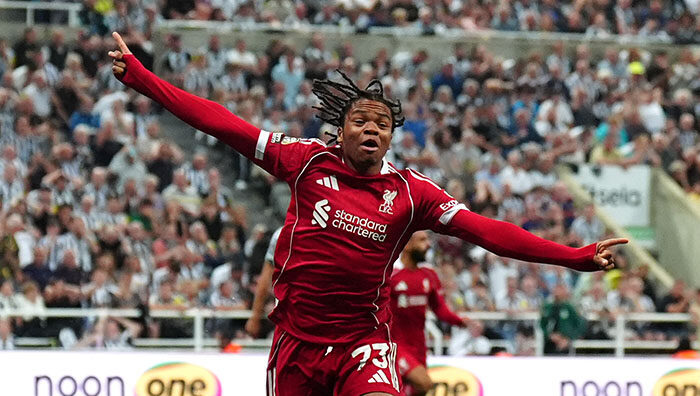 Drama 100 Menit di St. James’ Park, Liverpool Bungkam Newcastle Lewat Gol Bocah Ajaib 1 TAMPIL SPEKTAKULER— Rio Ngumoha, bocah 16 tahun, tampil spektakuler yang berhasil membawa kemenangan untuk Liverpool pada laga tandang kontra Newcastle, di St. James’ Park, Selasa (26/8) dini hari WIB