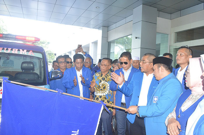 Konsolidasi DPW PAN Sumbar, Target Kembalikan Kejayaan di Ranah Minang 1 LAUNCHING— Ketua DPW PAN Sumbar, H. Arisal Aziz, melaunching Ambulans Gratis untuk masyarakat Sumatera Barat, di Pangeran Beach Hotel, Minggu (17/8).