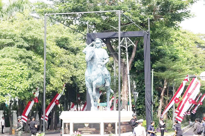 Kapolri Resmikan Patung M. Jasin, Abadikan Sejarah Polisi Istimewa 1 PATUNG PAHLAWAN— Patung Pahlawan Nasional Jenderal Polisi (Purn) Prof. Dr. Moestopo Jasindi Surabaya, Kamis (21/8).