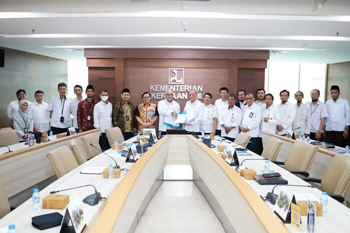 Tingkatkan Potensi Zakat, BAZNAS RI Serahkan SK UPZ Kementerian PU 1 SERAHKAN SK— BAZNAS RI secara resmi menyerahkan SK pembentukan UPZ BAZNAS Kementerian PU sebagai upaya meningkatkan potensi ZIS di Indonesia.