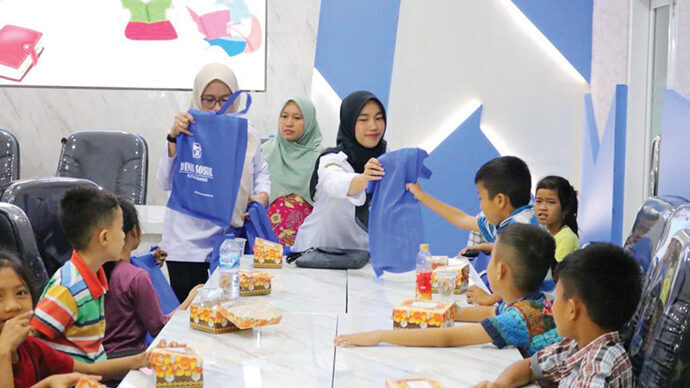 30 Anak Korban Perusakan Rumah Doa Jalani Trauma Healing 1 TRAUMA HEALING— Dinas Sosial Kota Padang memberikan trauma healing kepada puluhan anak-anak yang terkena dampak pascainsiden perusakan rumah doa di Padangsarai, Kecamatan Kototangah.