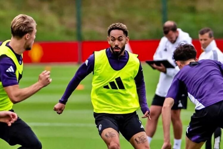 LATIHAN— Skuad Manchester United sedang latihan.
