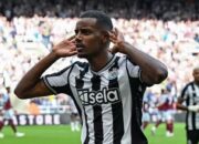 Drama Transfer Newcastle, Isak Frustrasi, Klub Tegas Bertahan
