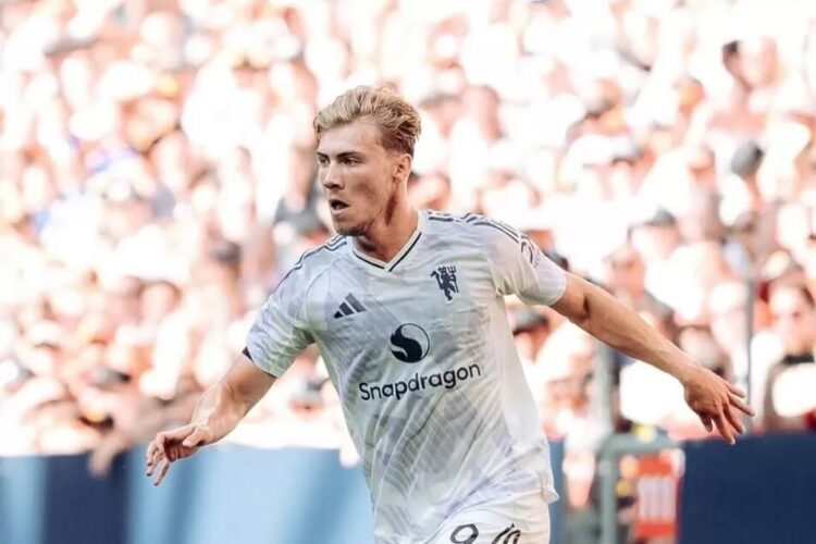 RUMOR— Masa depan Rasmus Hojlund di Manchester United kian buram. Striker asal Denmark itu disebut semakin dekat dengan pintu keluar Old Trafford, dengan AC Milan muncul sebagai kandidat terkuat untuk merekrutnya.