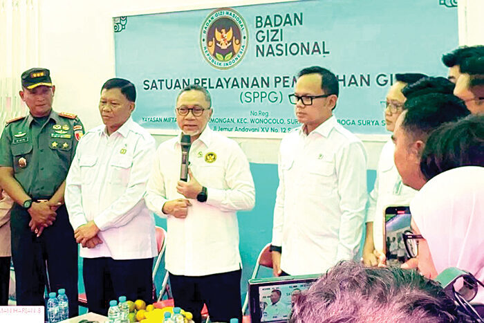Menko Pangan Optimistis Program MBG Tembus 82 Juta Penerima pada Akhir 2025 1 TINJAU— Menko Bidang Pangan Zulkifli Hasan dan Wamendagri Bima Arya Sugiarto meninjau Satuan Pelayanan Pemenuhan Gizi (SPPG) Wonocolo, Surabaya, Kamis (21/8).