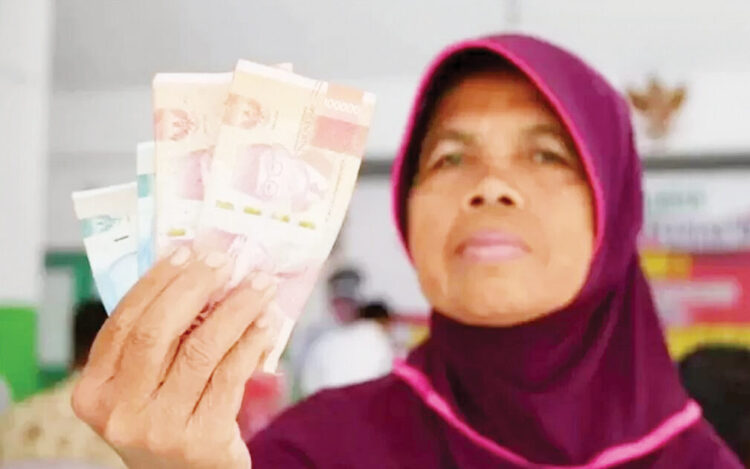 ILUSTRASI— penyaluran BLT kepada masyarakat.