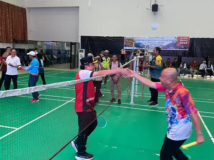 Simbol Semangat Sinergi di HJK Padang ke-356, 45 Anggota DPRD Antusias Ikuti Turnamen Badminton Eksekutif-Legislatif 1 TURNAMEN BADMINTON— Wakil Wali Kota Padang, Maigus Nasir ikut bermain saat pembukaan Turnamen Badminton Eksekutif-Legislatif, Minggu pagi (3/8) di Balai Kota Padang.