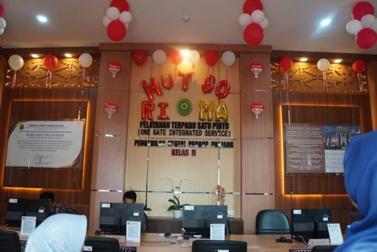 Dekorasi Merah Putih Semarakkan Kantor di Padang Panjang, 49 Instansi Bersaing Jadi yang Terbaik 1 WARNA WARNI—Bendera merah putih, umbul-umbul, hingga ornamen daur ulang berwarna-warni menghiasi ruang kantor di seluruh penjuru Kota Padang Panjang.