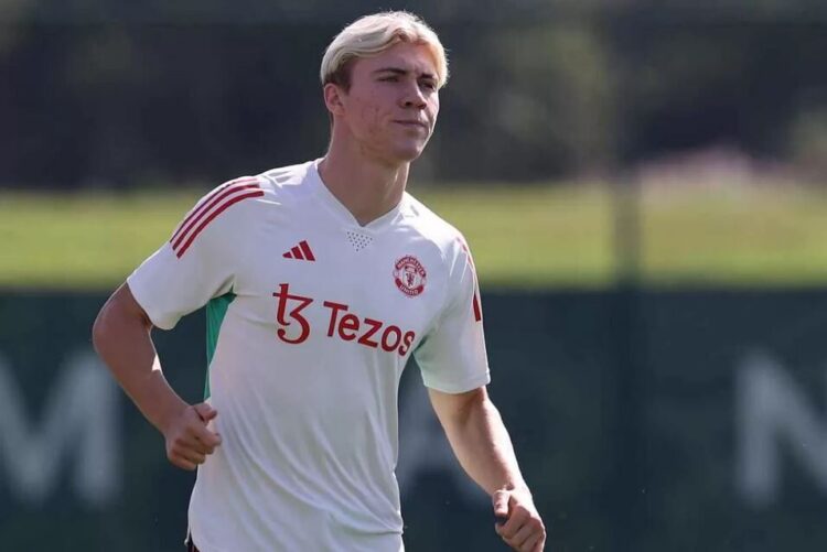 Bujukan McTominay dan Cedera Lukaku, Jalan Hojlund ke Napoli Makin Terbuka 1 BURSA TRANSFER— Bursa transfer musim panas 2025 semakin memanas. Rasmus Hojlund dikabarkan semakin dekat meninggalkan Manchester United untuk bergabung dengan Napoli sebelum jendela transfer ditutup.