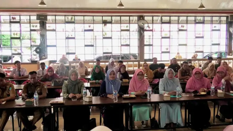 P2TP2A Sumbar dan Pasbar, Edukasi Masyarakat Cegah Kekerasan Perempuan dan Anak 1 CEGAH KEKERASAN—Terlihat para peserta saat mengikuti dialog interaktif untuk mengedukasi masyarakat dalam mencegah kekerasan terhadap perempuan dan anak, Selasa (5/8), di Waroeng Nek Ummi, Ujung Gading, Kecamatan Lembah Melintang.