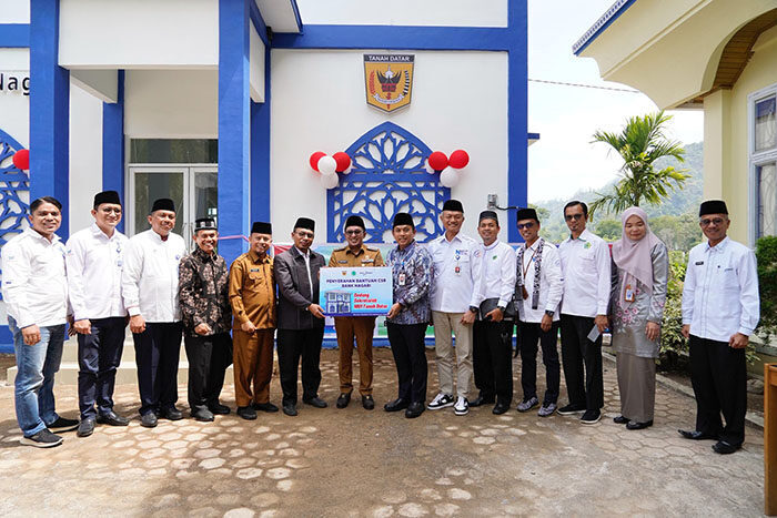 Gedung Sekretariat MUI Kabupaten Tanah Datar Diserahterimakan, Ketua MUI: Terima Kasih Bank Nagari 1 SERAH TERIMA—Direktur Utama Bank Nagari Gusti Candra bersama Bupati Eka Putra usai menandatangani berita acara serah terima gedung Sekretariat MUI Kabupaten Tanah Datar.
