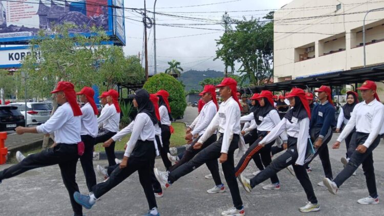 54 Capaska Kota Padang Digembleng di Pusdiklat, Disiplin, Cinta Tanah Air dan Siap Bertugas pada 17 Agustus 1 LATIHAN MENJELANG 17 AGUSTUS— Sebanyak 54 orang Calon Pasukan Pengibar Bendera Pusaka (Capaska) Kota Padang terus berlatih jelang ditugaskan pada Upacara Bendera tingkat Kota Padang, 17 Agustus 2025 medatang, Selasa (12/8).