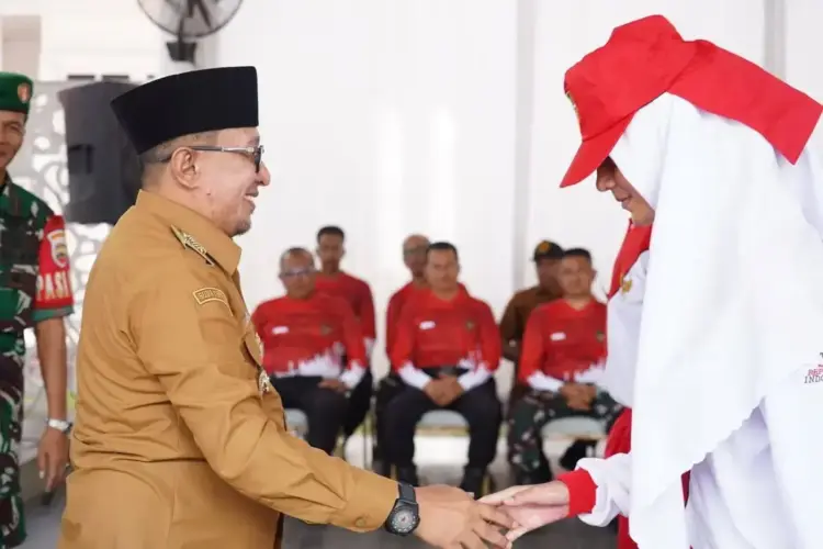 63 Calon Paskibraka Tanah Datar Masuk Pusdiklat 1 PUSDIKLAT PASKIBRAKA— Bupati Tanah Datar Eka Putra, salami anggota Paskibraka saat pembukaan Pusdiklat.