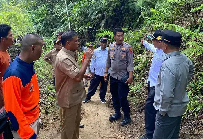 Viral Video Bidan Berenang Arungi Sungai untuk Obati Pasien TBC, Bupati Pasaman dan Forkopimda Pastikan Perbaikan Jembatan Jadi Prioritas 1 TINJAU JEMBATAN AMBRUK— Bupati Pasaman Welly Suhery, Wakil Bupati Parulian Dalimunthe meninjau jembatan penghubung yang rusak di Lanai ke Sinuangon dan Batang Kundur, Kecamatan Duo Koto.