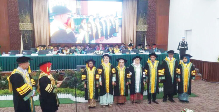 Unand Kukuhkan 7 Guru Besar FMIPA dan FIB, Komitmen Hadirkan Penelitian Berkelanjutan, Pengabdian Bermanfaat dan Lulusan Unggul 1 PENGUKUHAN— Ketua Dewan Profesor Prof. apt. Marlina, Ph.D., dan disaksikan langsung oleh Wakil Rektor I Unand Prof. Dr. Syukri Arief, M.Eng, mengukuhkan tujuh guru besar tetap dari Fakultas Matematika dan Ilmu Pengetahuan Alam (FMIPA) dan Fakultas Ilmu Budaya (FIB) pada Sabtu (23/8) di Convention Hall, Kampus Limau Manis.