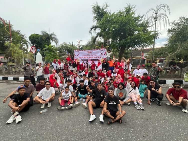 Memeriahkan 80 Tahun Kemerdekaan RI, Pemuda Pemudi RW 04/RW 05 Alanglaweh Gelar Jalan Santai 1 MERIAHKAN HUT RI— Panitia, Babinsa, Bhabinkhamtibmas, warga RW 04/05 Kelu¬rahan Alang Laweh, berfoto bersama saat istirahat di Tugu Gempa yang menjadi titik poin pada kegiatan jalan santai memeriahkan HUT RI, Senin (18/8).