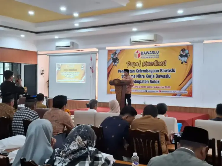 Badan Pengawas Pemilihan Umum (Bawaslu) Kabupaten Solok merespon putusan terbaru Mahkamah Konstitusi (MK) 1 Ketua Bawaslu Kabupaten Solok Titony Tanjung membuka rapat koordinasi dengan mitra kerja