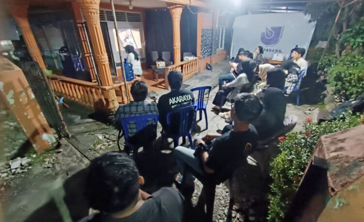 AJI Padang bersama INTERES Gelar Nonton Bareng dan Diskusi Publik, Aktivis Sumbar Makin Rentan jadi Target Serangan Digital 1 NOBAR— Suasana nonton bareng dan diskusi publik
yang digelar oleh Aliansi Jurnalis Independen (AJI) Padang bersama INTERES.