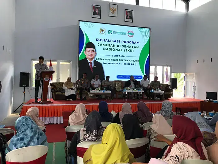 Ade Rezki Pratama Bakal Perjuangkan Tambahan Kuota Penerima Kartu JKN 1 SOSIALISASI— Anggota DPR RI Ade Rezki Pratama menghadiri Sosialisasi Program Jaminan Kesehatan Nasional (JKN) di Balai Pelatihan Kemasyarakatan, Nagari Simalanggang, Kecamatan Payakumbuh, Kabupaten Lima Puluh Kota.
