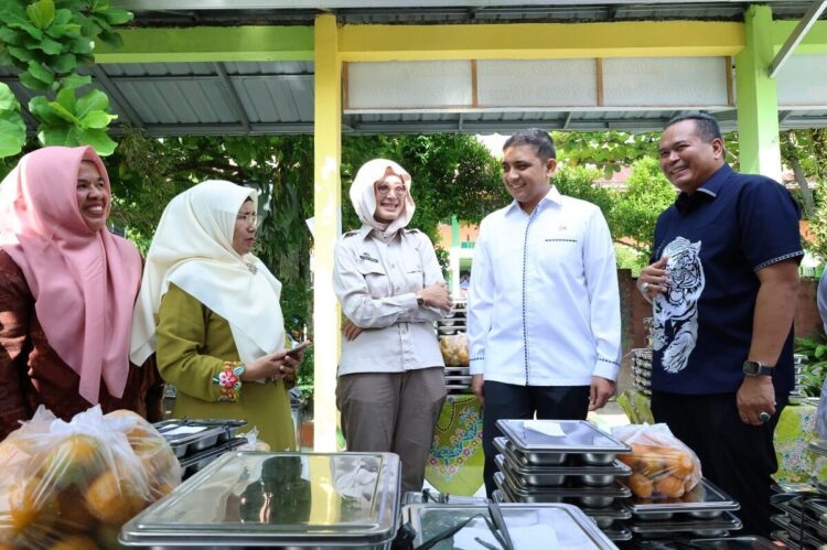 Ade Rizki Pratama Meninjau Program MBG di Kota Pariaman 1 TINJAU MBG—Anggota DPR RI Ade Rizki Pratama didampingi Wako Pariaman Yota Balad meninjau pelaksanaan MBG di Kota Pariaman