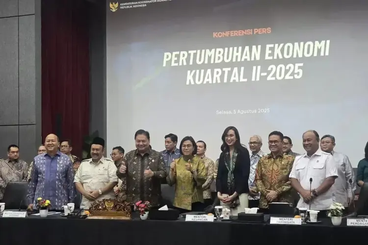 BERSAMA—Menteri Koordinator Bidang Perekonomian Airlangga Hartarto bersama sebagian menteri di jajaran Kabinet Merah Putih di Kantornya, Selasa (5/8)