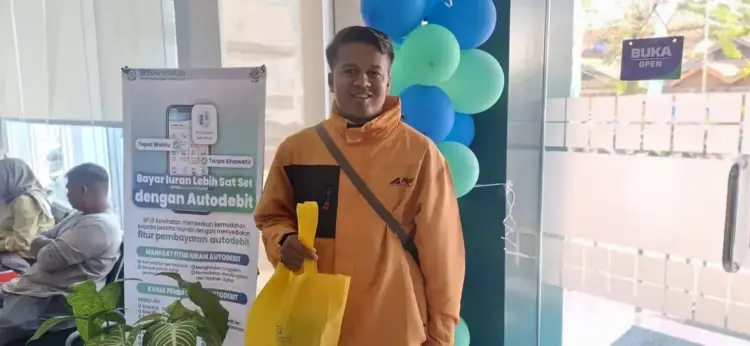 Dilayani dengan Baik, Alfitra Pastikan Tidak Ada Batasan Hari Rawat Inap 1 TIDAK KHAWATIR LAGI— Di tengah kekhawatiran akan biaya persalinan yang tidak sedikit, terutama untuk prosedur operasi caesar, kehadiran Program DD JKN telah menjadi harapan banyak keluarga. Itulah yang dirasakan Alfitra Salam (28), karyawan swasta di Limapuluh Kota, yang menceritakan pengalaman harunya saat menyambut kelahiran anak pertamanya.