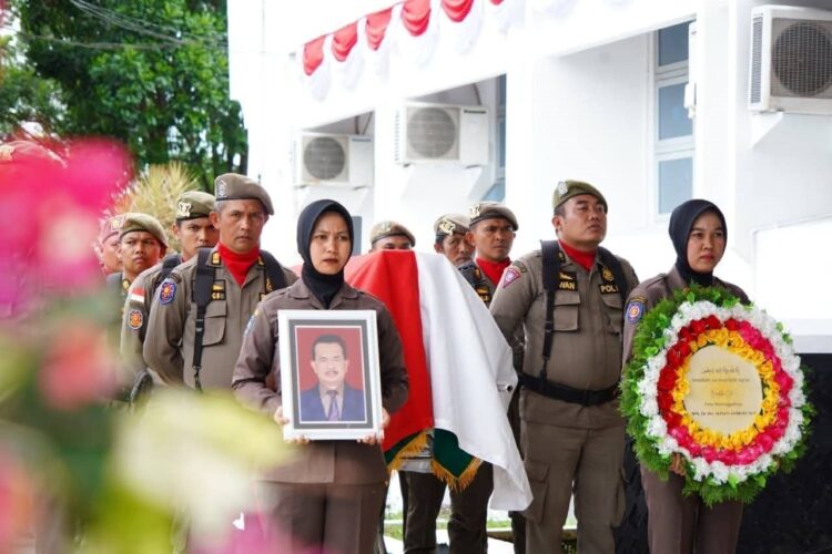 Bupati, Wabup Tanahdatar dan Ratusan Pelayat Lepas Jenazah Alfian Jamrah 1 PELEPASAN JENAZAH— Jenazah almarhum Alfian Jamrah dilepas Bupati Eka Putra menuju tempat peristirahatan terakhir.