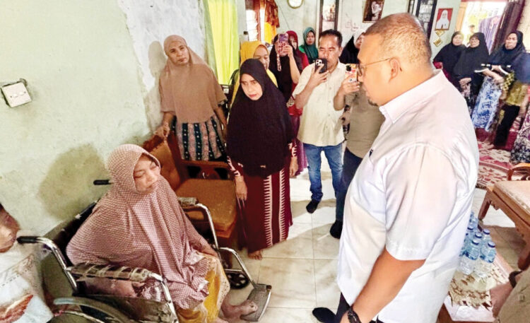 Andre Rosiade Bantu Pengobatan Wanita Penderita Pengeroposan Tulang di Nanggalo 1 SERAHKAN BANTUAN— Wakil Ketua Komisi VI DPR RI dari Fraksi Partai Gerindra Andre Rosiade, menyerahkan bantuan untuk Mimi Ferawati (44), penderita pengeroposan tulang, di Kampung Baru Berok Nomor 104, RT 004 RW 004, Kelurahan Kurao Pagang, Kecamatan Nanggalo, Kota Padang, Jumat (22/8).