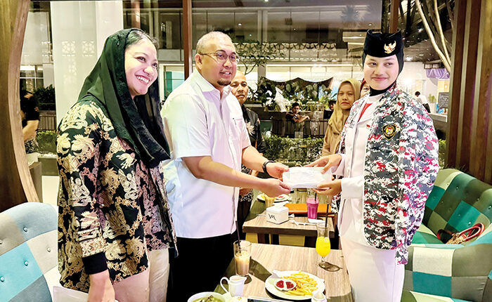 Andre Rosiade Beri Reward Lulu, Siswi SMA Dharmasraya yang jadi Anggota Paskibraka Nasional 1 SERAHKAN REWARD— Wakil Ketua Komisi VI DPR RI dari Fraksi Gerindra Andre Rosiade memberikan reward atau hadiah sebesar Rp10 juta kepada Lulu Athul Fuadah, siswi SMA Negeri 1 Sitiung, Kabupaten Dharmasraya, Jumat (22/8/2025) malam.