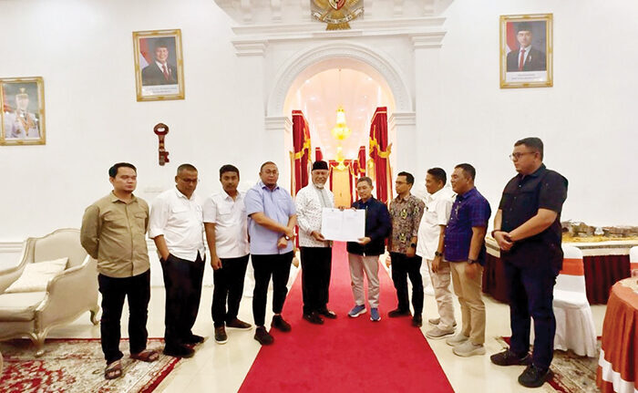 PROYEK JALAN TOL— Wakil Ketua Komisi VI DPR RI dari Fraksi Partai Gerindra Andre Rosiade, saat bertemu Gubernur Mahyeldi, Wagub Vasko Ruseimy dan sejumlah pejabat membahas proyek jalan tol  di Rumah Dinas Gubernur Sumbar, Rabu (13/8) malam