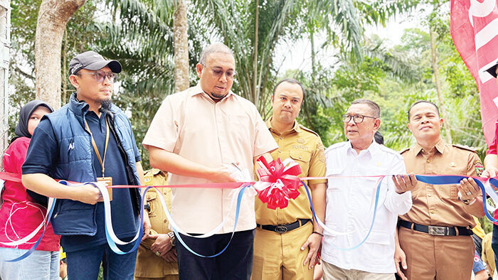 Tak Omon-omon, Andre Rosiade Resmikan Tower Telkomsel di Silongo Sijunjung 1 PERESMIAN TOWER BTS— Wakil Ketua Komisi VI DPR RI dari Fraksi Partai Gerindra Andre Rosiade meresmikan pemakaian tower BTS Telkomsel di Nagari Silongo, Kecamatan Lubuk Tarok, Kabupaten Sijunjung, beberapa waktu lalu. Dengan adanya tower ini, warga Nagari Silongo tidak lagi kesulitan sinyal seluler.