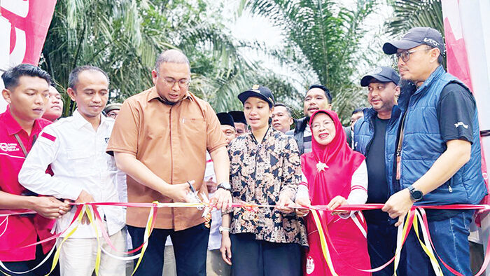 Andre Rosiade Resmikan Tower Telkomsel di Sinamar, Dharmasraya 1 PERESMIAN TOWER— Wakil Ketua Komisi VI DPR RI Andre Rosiade, meresmikan pemakaian tower BTS Telkomsel Nagari Sinamar, Kecamatan Asam Jujuhan, Kabupaten Dharmasraya, Minggu (10/8).